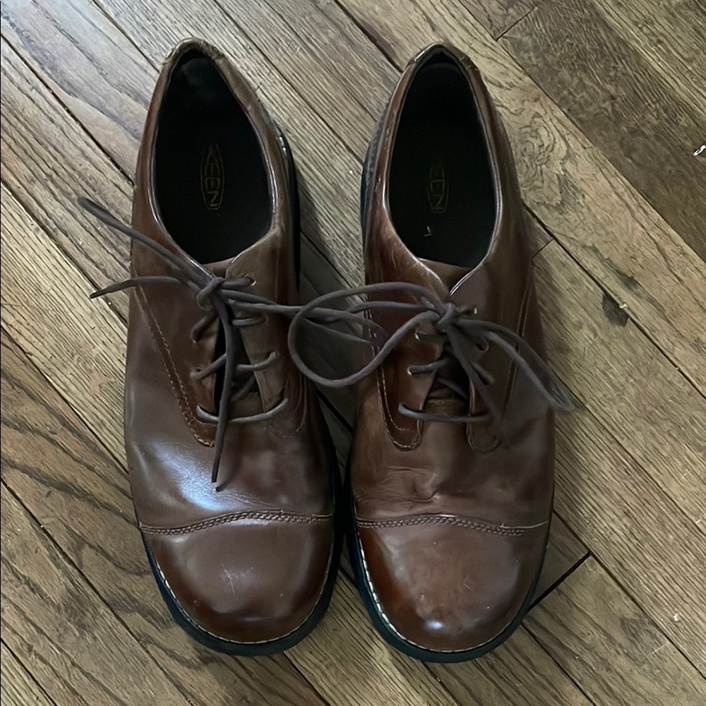Keen Brown Oxford Shoes with Polished Finish and Lace-Up Design